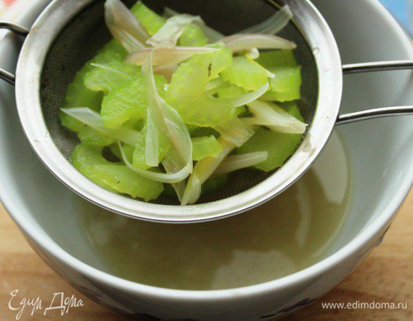 Переложить мидии на блюдо, оставшийся бульон от мидий слить в чашку через сито.  