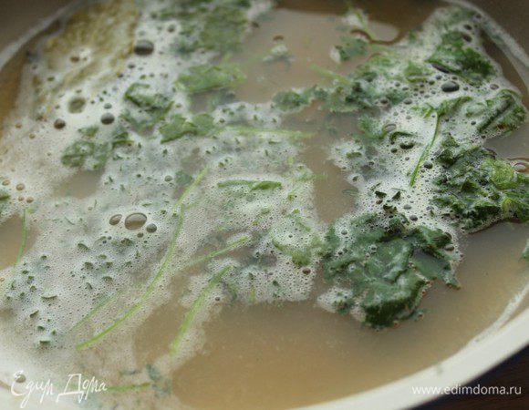 Вернуть бульон в сковороду, влить пиво, добавить сливочное масло и зелень.