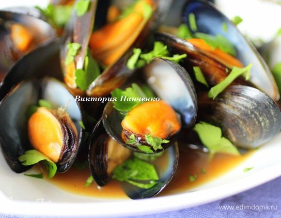 Залить мидии пивным соусом, посыпать рубленой петрушкой и подавать горячими. Приятного аппетита!!!