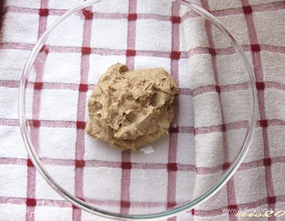 Для приготовления закваски налить в стеклянную миску теплую воду, всыпать дрожжи и дать им разойтись.
Затем всыпать сахар и ржаную муку. Тщательно перемешать до однородного состояния, накрыть миску пищевой пленкой и убрать в теплое место.
Через три часа закваску перемешать.
Общее время брожения закваски - 18 часов.