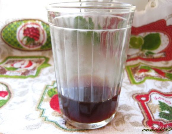 Теперь когда закваска готова, приступаем к приготовлению теста для хлеба.
Сначала приготовить чайную заварку.
Для этого вскипятить 60 мл воды и залить ею 3 ч. ложки черного чая. Дать завариться в течение 5-10 минут. Затем чай процедить и чайные листики отжать, чтобы получить всю жидкость без остатка.