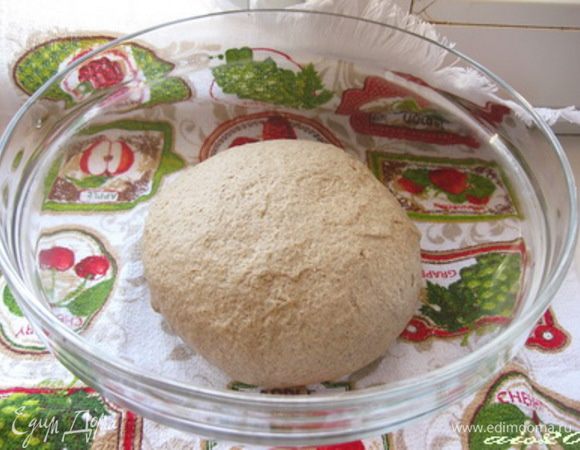 Готовую заварку смешать с оставшимися 230 мл теплой воды. Если слишком горячо, остудить до 40оС.
В воду всыпать сахар и дрожжи. Дать постоять минут 10, чтобы дрожжи разошлись.
Затем влить яблочный уксус и оливковое масло, добавить соль.
Смешать сухие компоненты: ржаную и пшеничную муку, сухое молоко. Просеять через сито.
Высыпать просеянную муку в воду и замесить тесто. Добавить закваску и вымешивать тесто либо в комбайне в течение 10 минут, либо вручную в течение 15-20 минут. Чем дольше вымешиваете тесто, тем лучше развивается клейковина.
Вот такое тесто получается.