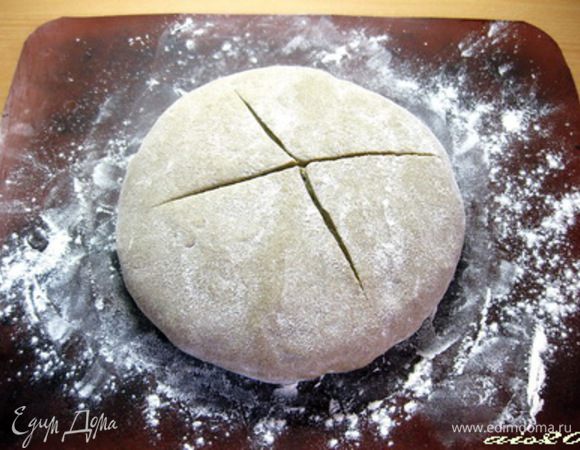 Готовое тесто выложить в стеклянную миску, смазанную оливковым маслом, накрыть пищевой пленкой и убрать в теплое место на 1 час.
Затем тесто обмять и оставить еще на 1,5 часа.
Из готового теста сформировать хлеб желаемой формы, сделать надрезы, выложить на подпыленный мукой противень, накрыть полотенцем и поставить на расстойку еще на 30 минут.