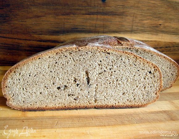 В это время разогреть до духовку до 200оС.
Выпекать хлеб в разогретой духовке в течение 40-50 минут до полной готовности.
Готовый хлеб выложить на решетку и остудить.
Теперь хлеб можно нарезать и наслаждаться.
Приятного аппетита!