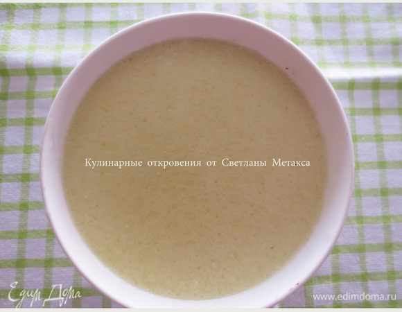 В другую миску налить теплое молоко, добавить мед и оливковое масло, хорошо перемешать до полного растворения меда.