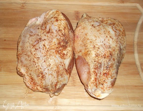 Филе грудок от кости не отделяем, просто отрезаем ножки, крылышки и отделяем от скелета. Обтираем любыми специями на ваш вкус (кожицу на ваше усмотрение, можете снять или оставить).