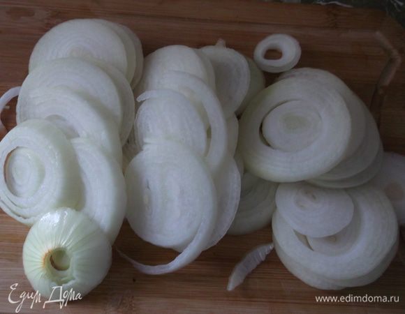 Лук нарезаем кольцами (я беру три средних головки, но вы можете взять меньше).