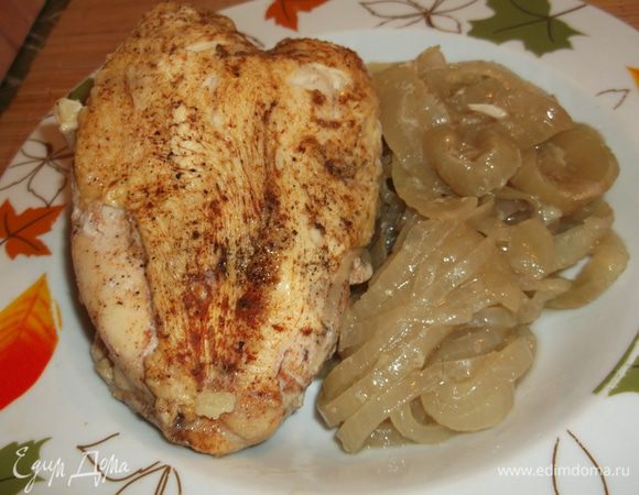 Грудки готовы, можете кушать с любым соусом и гарниром, я себе одну половинку нарезаю пока горячая, посыпаю своим любимым карри и оставляю в луке пока не остынет (на главной картинке). Получается очень диетическое куриное мяско, пропитанное луковым соком.