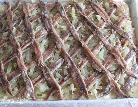 Выложить оставшиеся анчоусы в виде сеточки.