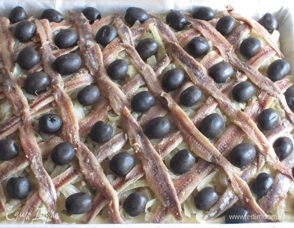 В центр каждого ромбика положить оливку.