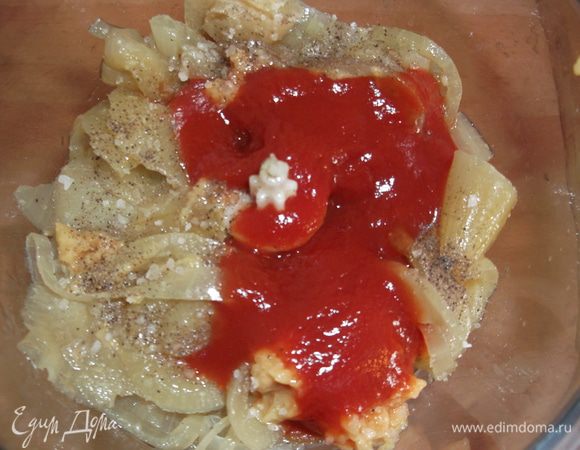 Если хотите лук скушайте так, но я из большего количества делаю соус или даже можно назвать пастой: достаю вилкой лук (оставшимся соком поливаю гарнир и курицу) сразу в блендер,  добавляю горчицу, я добавляю свою яблочную:
http://www.edimdoma.ru/retsepty/56702-yablochnaya-gorchitsa
Пару чайных ложек (если добавляете простую и вам не лень, тогда просто нарежьте очищенное яблоки и немного обжарьте в сливочном масле. Яблочко придаст соусу очень нежный, приятный привкус).  
1 столовую ложку томатного соуса или кетчупа, соль, перец по вкусу, чайную ложку уксуса (по желанию).