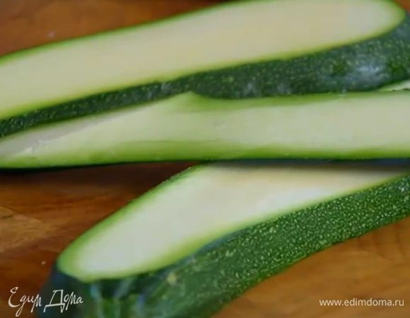 Цукини нарезать вдоль пластинами толщиной 1 см.