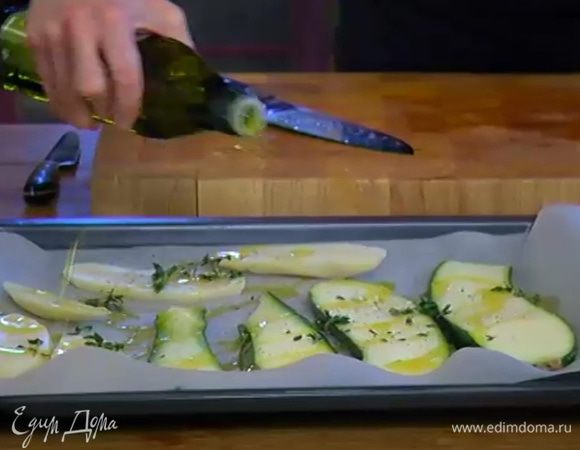 Противень выстелить пищевой бумагой, выложить цукини и картофель, посыпать половиной листьев тимьяна, посолить, поперчить и слегка сбрызнуть оливковым маслом.