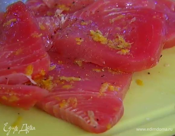 Цедру лимона натереть на мелкой терке, посыпать рыбу и смазать ее со всех сторон оливковым маслом. 