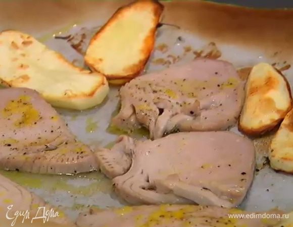 Запеченный цукини вынуть из духовки, а вместо него выложить в противень с картофелем рыбу и держать под грилем до готовности.