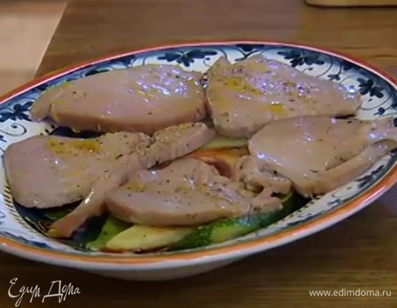 На тарелку выложить полоски цукини, затем картофель и рыбу, полить все выделившимся при запекании соком. 