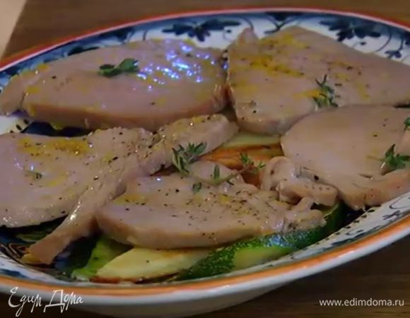 Из лимона выжать немного сока, сбрызнуть рыбу с овощами и посыпать оставшимся тимьяном.