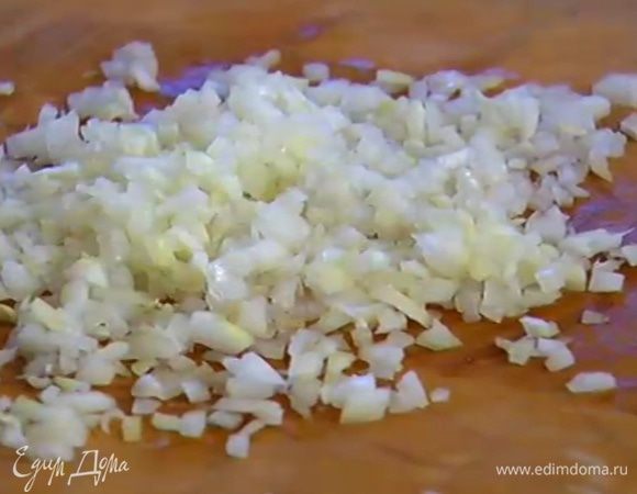 Лук почистить и порубить как можно мельче.