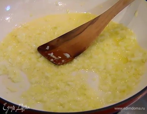 Разогреть в сковороде по 1 ст. ложке сливочного и оливкового масла и обжарить лук до прозрачности.