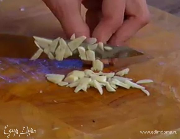 Чеснок почистить, мелко порубить и добавить к луку, все перемешать и обжаривать минуту.