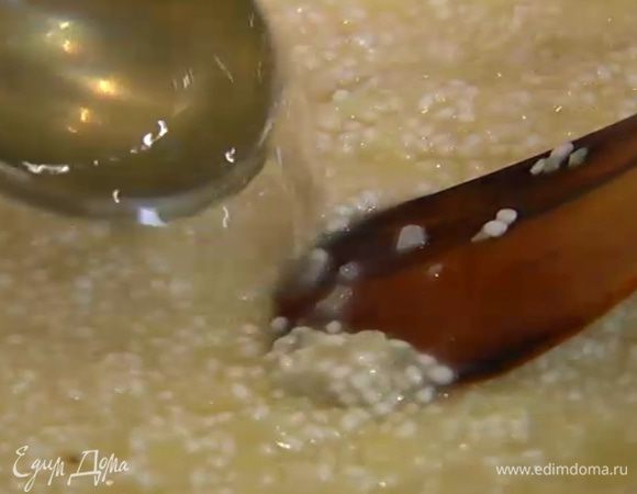 Добавить два половника горячего бульона и, перемешивая, прогревать на огне. Следить за консистенцией: рис не должен плавать в жидкости, но не должен и превращаться в плотный ком.