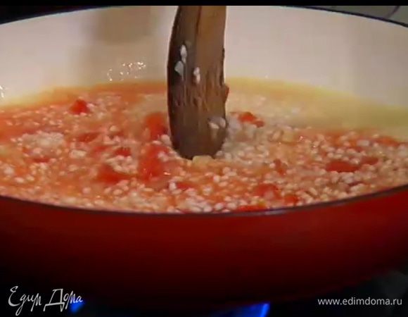 В середине приготовления, примерно через 10 минут, добавить помидоры в собственном соку, затем по одному половнику влить оставшийся бульон, время от времени помешивая ризотто.