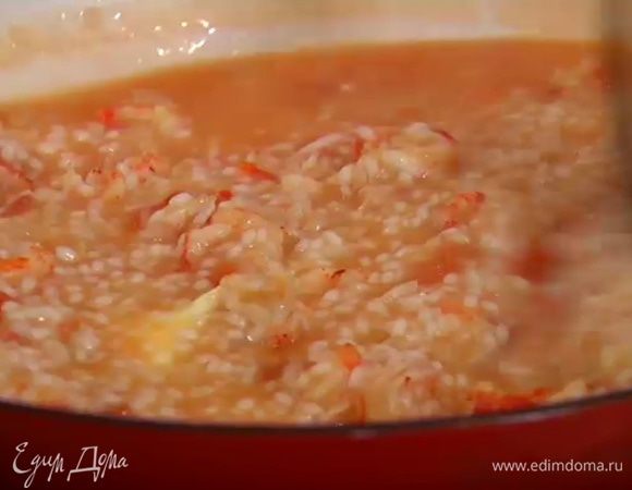 В ризотто добавить оставшееся сливочное масло и сделать монтекатуру, то есть большой ложкой перемешать ризотто движением снизу вверх, слегка подбрасывая.