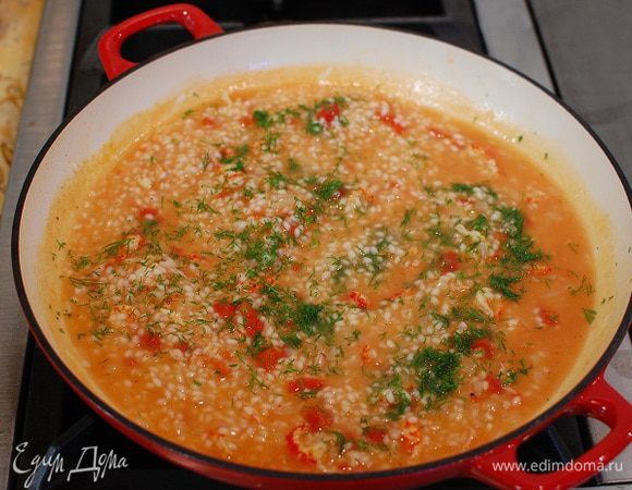 Ризотто посолить, поперчить, перемешать и посыпать укропом.