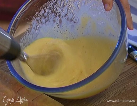 Сахар с яйцами взбивать миксером до полного растворения сахара.