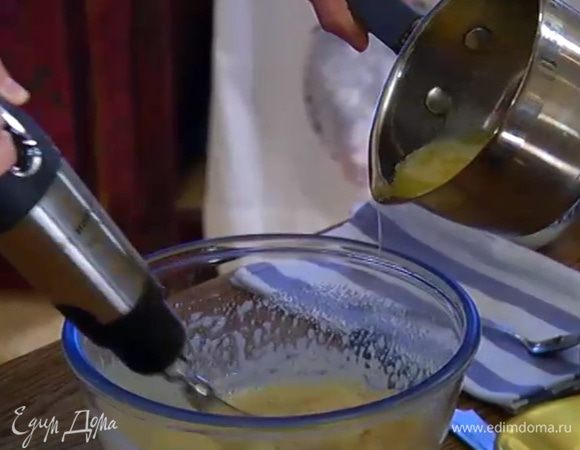 Всыпать ванильную пудру и, продолжая взбивать, тонкой струйкой влить растопленное масло.