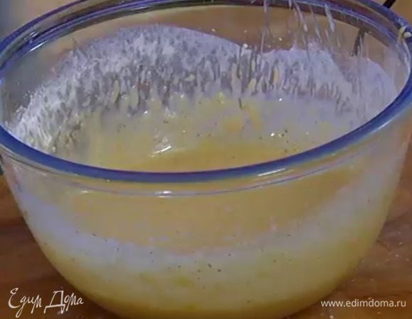 Всыпать муку в яично-масляную массу и, взбивая на медленной скорости, влить молоко. Взбить все в однородную массу.