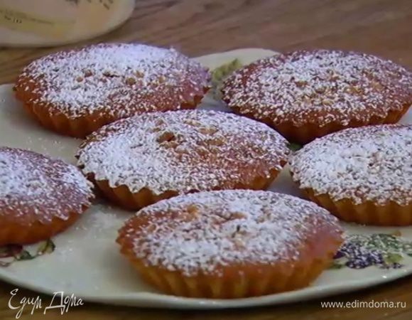 Готовые тарталетки остудить, затем вынуть из формочек и посыпать сахарной пудрой.