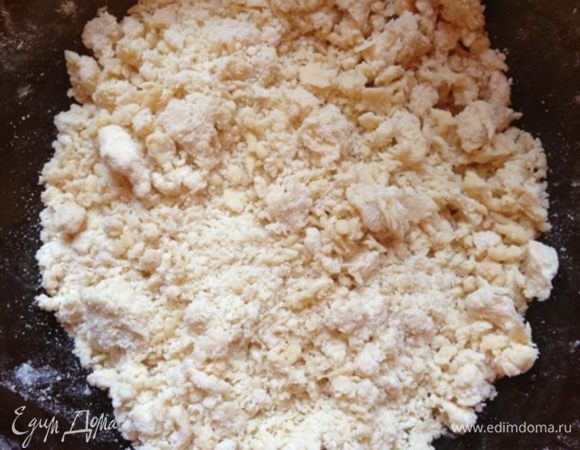 Маргарин порубим с мукой и измельченными хлопьями.