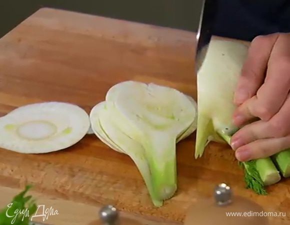 Фенхель нарезать толстыми ломтиками.