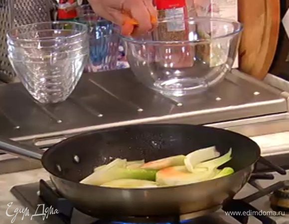 Выжать оставшийся сок из апельсиновых перепонок прямо в сковороду с фенхелем, все посолить, поперчить и выключить огонь.