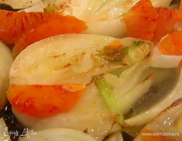 Добавить в сковороду мякоть апельсина и семена фенхеля, все перемешать.