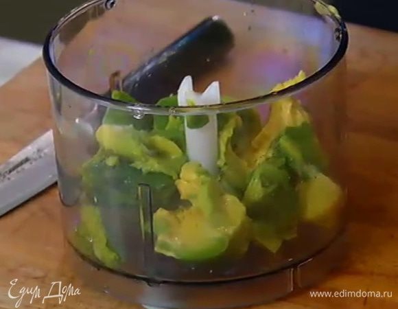 Из половинки авокадо ложкой вынуть мякоть.