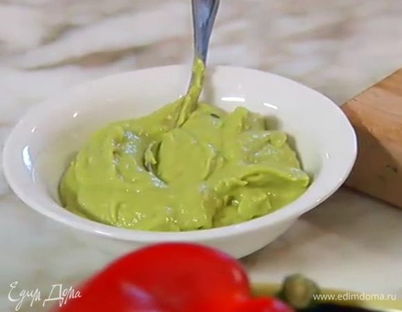 Приготовить заправку: в чаше блендера соединить мякоть авокадо, чеснок и горчицу, влить оливковое масло Extra Virgin и 1 ст. ложку кипяченой воды, посолить, поперчить и взбить все в однородную массу.