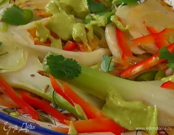 Фенхель с апельсинами выложить на блюдо, посыпать красным и зеленым перцем, полить заправкой и украсить листьями кинзы.