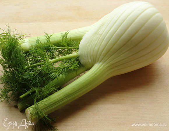 Плоды и эфирное масло фенхеля используют в кулинарии в качестве пряной приправы к пище. Зелень фенхеля имеет очень приятный, слегка сладковатый освежающий вкус. Его употребляют в сыром виде как десерт, добавляют в салат, тушат с маслом и приправой из муки и бульона. Фенхель употребляют у народов Средиземноморских стран как овощ. На Кавказе листья применяют также как пряность при изготовлении национальных блюд. Сочные листья и молодые зонтики консервируют. Стебли и молодые зонтики используют при засолке овощей, плоды — в хлебопечении.      