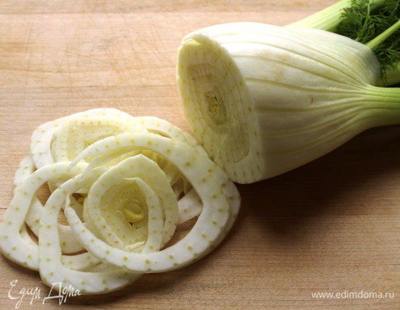 Фенхель помыть и нашинковать тонкими кольцами.