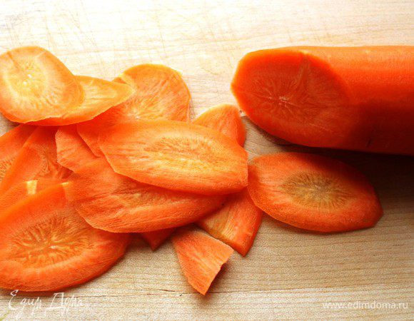 Морковь нашинковать...