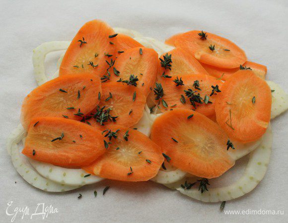 Посыпать листиками тимьяна.