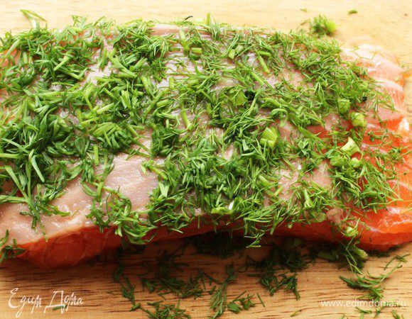 Филе снять с кожи, нарезать порционными кусками (3 шт. по 200 г). Зелень фенхеля и укроп мелко порубить. Обвалять в зелени семгу...