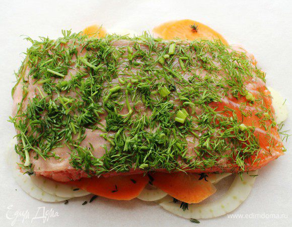 Положить на подушку из овощей. Я последнее время рыбу перед запеканием не солю и не поливаю соком лимона. Так она остается более сочной. 