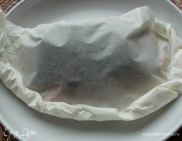 Свернуть пергамент в "чебурек" или завернуть конвертом. Запекать 15 минут при температуре 180-190 градусов.