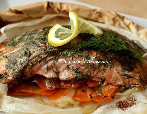 Подавать в пергаменте, разрезав его сверху. Посолить, полить соком лимона, по желанию посыпать свежемолотым перцем... Это оооочень вкусно!!! Рекомендую!!!