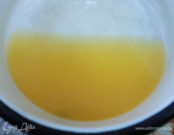 Выжать из апельсина сок, процедить его и нагреть на водяной бане.