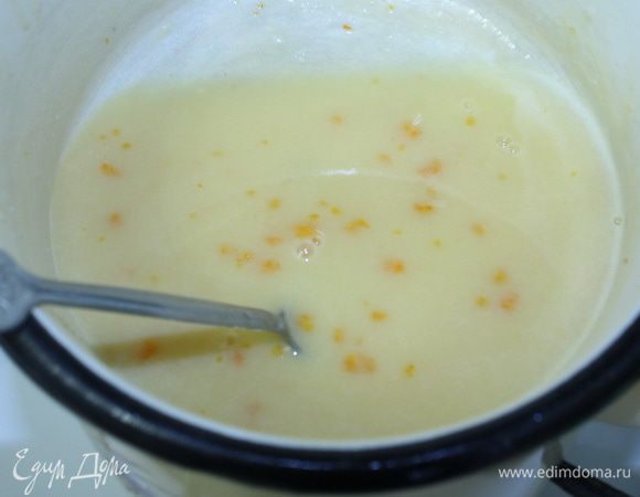 Добавить сливочное масло, нугу и белый шоколад. Все хорошенько перемешать, когда масса станет однородной снять с водяной бани и остудить при комнатной температуре. Добавить апельсиновую цедру и еще раз перемешать.