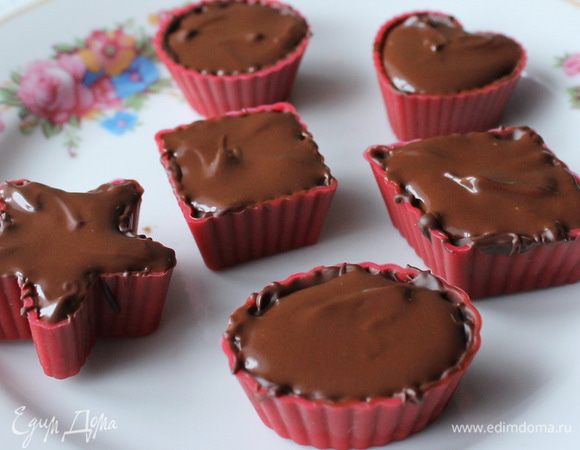 Охладить в холодильнике в течение 20-30 мин., потом нанести шоколад поверх начинки. Конфеты отправить в холодильник до полного застывания шоколада.